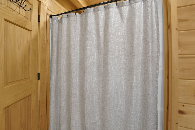 1607 Kato Ln, Sugar Grove, OH 43155 - full bathroom featuring a shower with shower curtain
