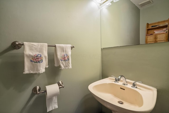 6750 Schreiner St E, Worthington, OH 43085 - bathroom featuring a sink