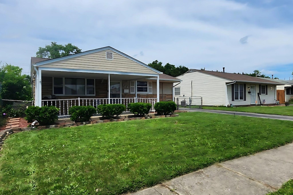 164 E Alcott Rd, Columbus, OH 43207 - view of front of property featuring a front lawn
