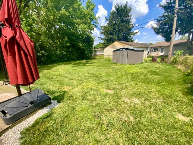 2901 Nuway Rd, Columbus, OH 43207 - view of grassy yard with a storage shed