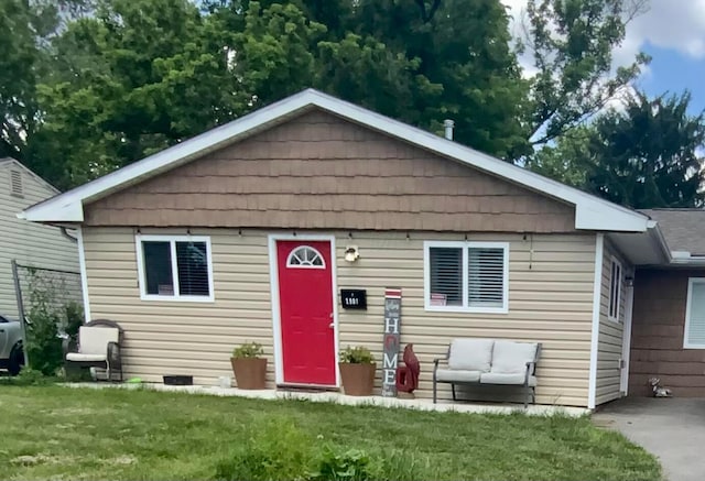 2901 Nuway Rd, Columbus, OH 43207 - bungalow-style house with a front yard