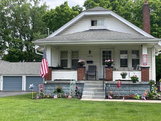 1616 Reaver Ln, Columbus, OH 43223 - view of front of property with a porch, roof with shingles, and a front lawn