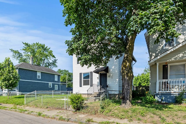 1765 S 8th St, Columbus, OH 43207 - view of front of property with a fenced front yard