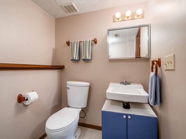 1225 El Toro Dr, Columbus, OH 43204 - bathroom featuring a textured ceiling and vanity