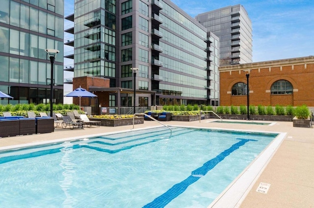 225 John H Mcconnell Blvd Unit 605, Columbus, OH 43215 - view of community pool