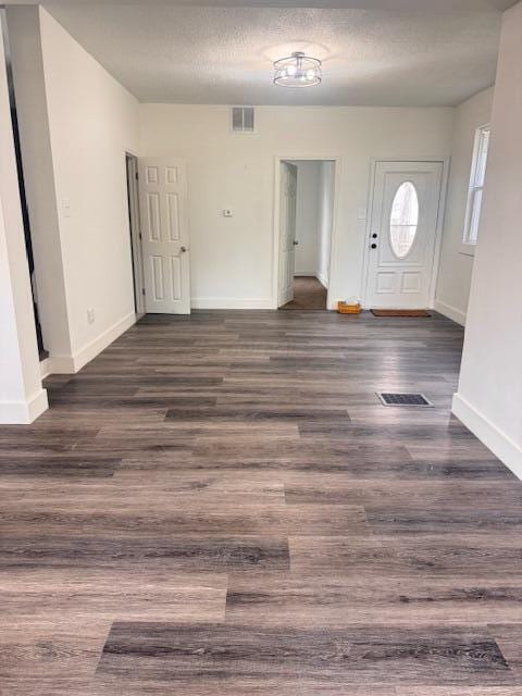 689 Reinhard Ave, Columbus, OH 43206 - entrance foyer featuring dark wood finished floors and a textured ceiling