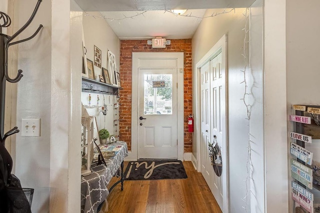 100 E Ohio Ave, Mount Vernon, OH 43050 - foyer entrance with wood finished floors and brick wall