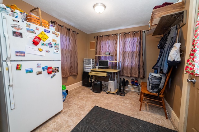 559 Pearl St, Marion, OH 43302 - office space featuring baseboards