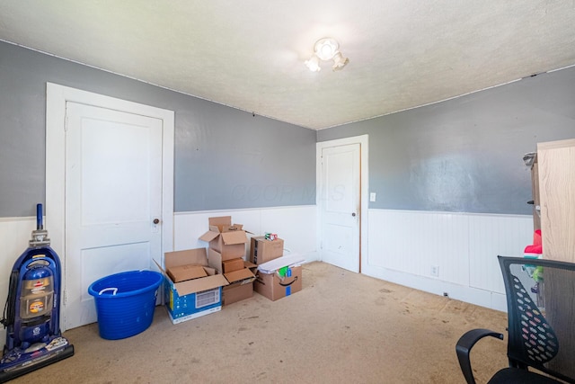559 Pearl St, Marion, OH 43302 - interior space with a wainscoted wall and carpet floors