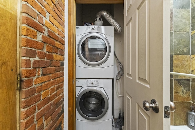51 W Blenkner St Unit 306, Columbus, OH 43215 - laundry area featuring stacked washer and clothes dryer
