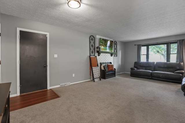 748 Forward Pass Rd SW, Pataskala, OH 43062 - carpeted living area with a textured ceiling