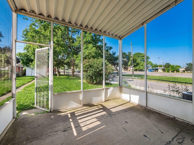 211 E Jenkins Ave, Columbus, OH 43207 - view of unfurnished sunroom
