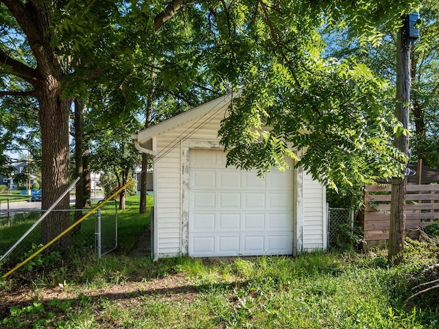 211 E Jenkins Ave, Columbus, OH 43207 - view of garage