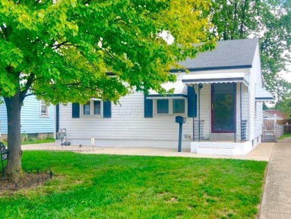 2580 Audubon Rd, Columbus, OH 43211 - view of front of house with a front lawn