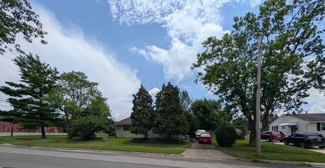 327 Ziegler Ave, Columbus, OH 43207 - obstructed view of property featuring a front lawn