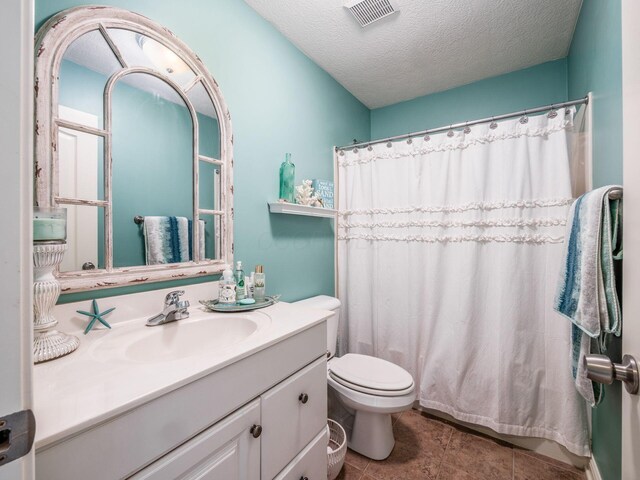 7635 Overland Trl, Delaware, OH 43015 - bathroom with vanity, a textured ceiling, and curtained shower