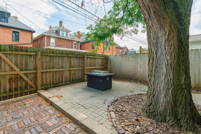 489 Elsmere St, Columbus, OH 43206 - fenced backyard with a patio