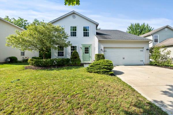 5813 Camhurst Ct, Galloway, OH 43119 - traditional-style home featuring a garage, driveway, and a front yard