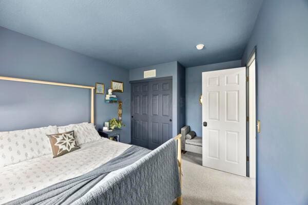 5813 Camhurst Ct, Galloway, OH 43119 - bedroom featuring carpet and a closet