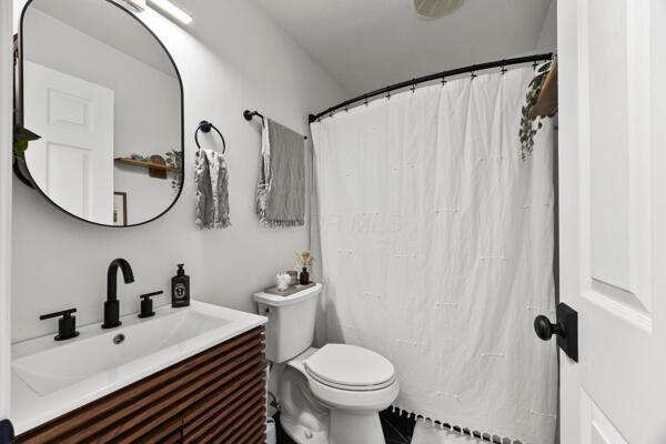 5813 Camhurst Ct, Galloway, OH 43119 - bathroom featuring vanity, tile patterned floors, and shower / bath combo