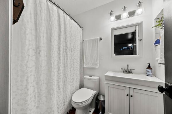 5813 Camhurst Ct, Galloway, OH 43119 - bathroom with vanity and curtained shower