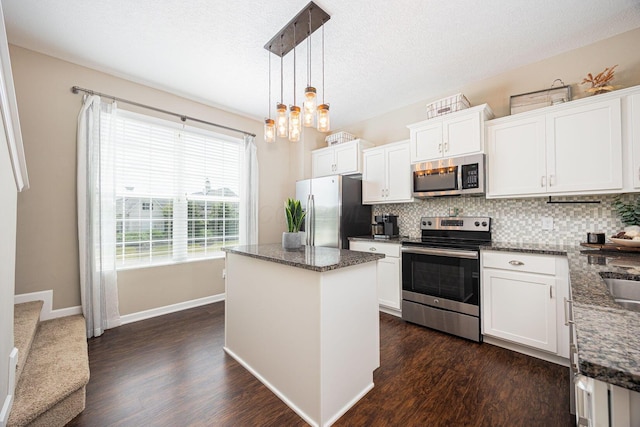 5738 Hayden Run Blvd, Dublin, OH 43016 - kitchen with stainless steel appliances, dark wood-type flooring, a center island, backsplash, and a textured ceiling