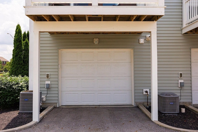 5738 Hayden Run Blvd, Dublin, OH 43016 - garage featuring asphalt driveway