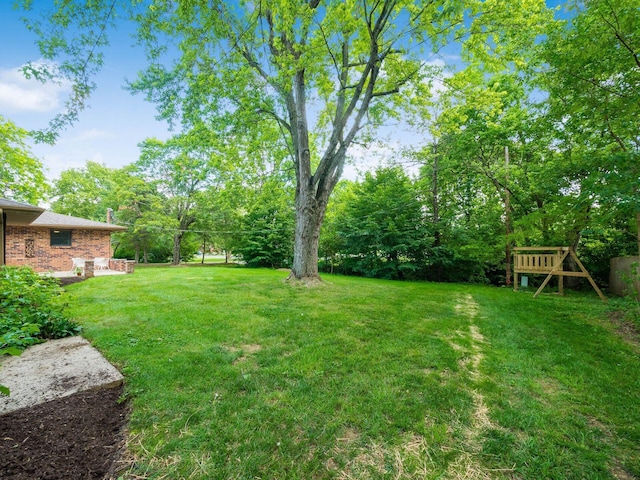 4656 Crompton Dr, Columbus, OH 43220 - view of grassy yard