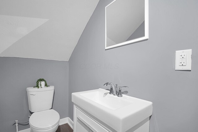 540 Park St, Marion, OH 43302 - bathroom with vanity and vaulted ceiling