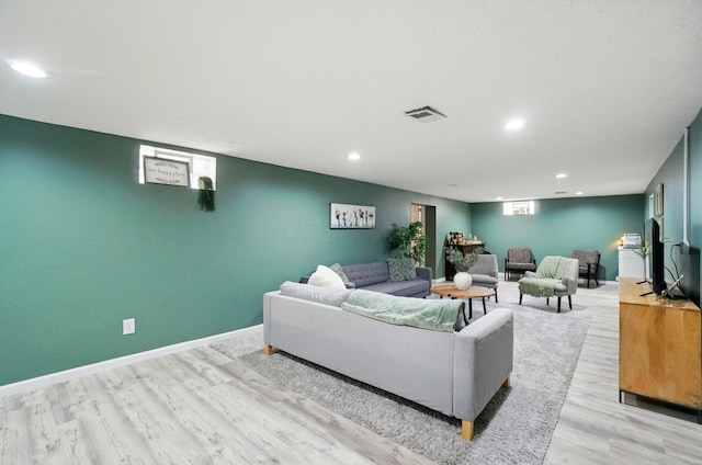 3722 Florian Dr, Columbus, OH 43219 - living area featuring light wood-style flooring and recessed lighting