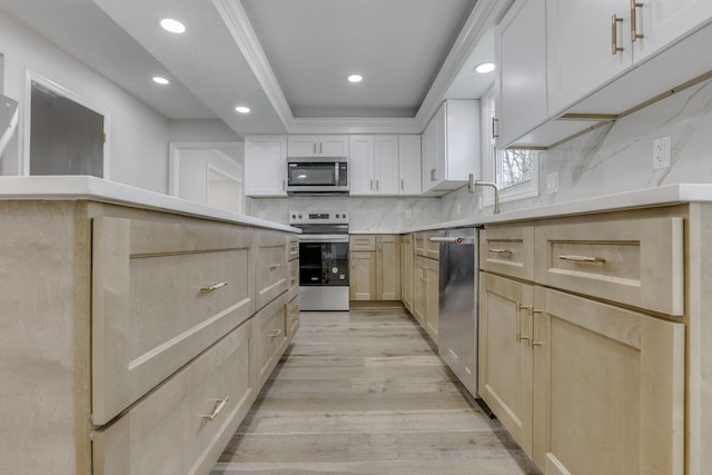 5200 Colt Ct, Westerville, OH 43081 - kitchen with stainless steel appliances, light brown cabinetry, tasteful backsplash, light wood-style floors, and recessed lighting