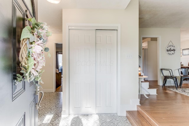 691 Heritage Blvd, Delaware, OH 43015 - foyer entrance with wood finished floors