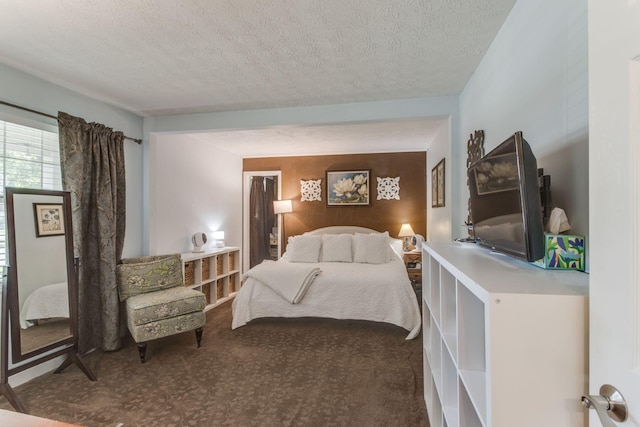 691 Heritage Blvd, Delaware, OH 43015 - carpeted bedroom featuring a textured ceiling