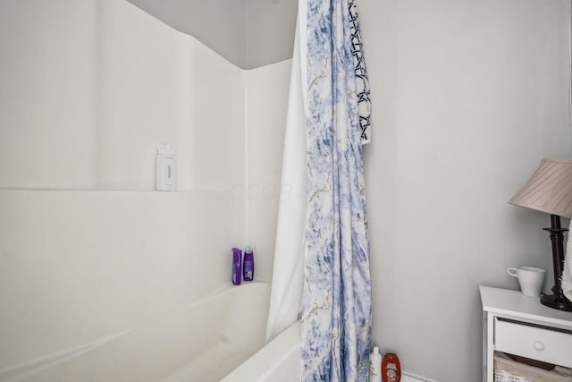 137 Wisconsin Ave, Columbus, OH 43222 - bathroom with shower / bathtub combination with curtain