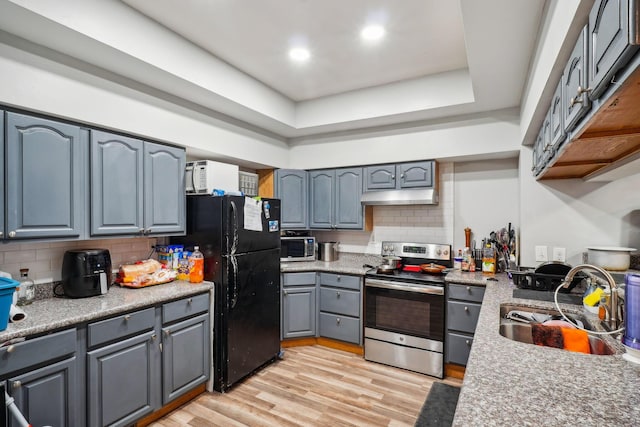 137 Wisconsin Ave, Columbus, OH 43222 - kitchen featuring stainless steel appliances, under cabinet range hood, tasteful backsplash, light wood-style floors, and recessed lighting