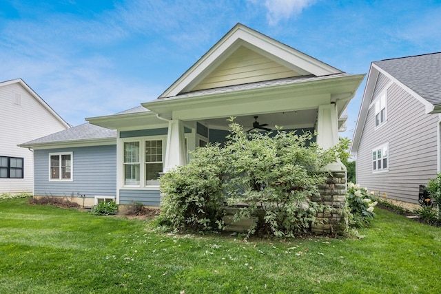 174 Grand Ridge Ct, Gahanna, OH 43230 - view of front of home with ceiling fan, a front yard, and a shingled roof