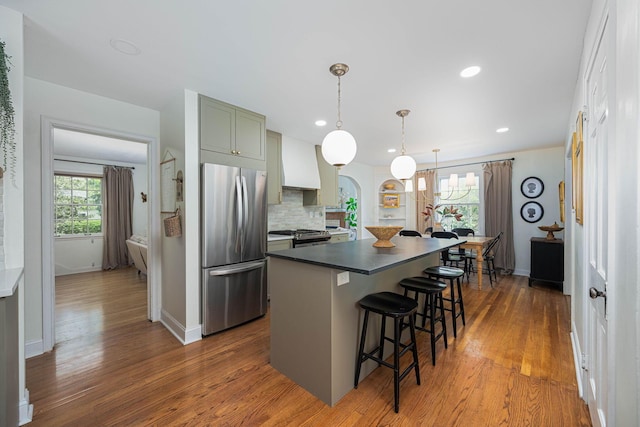 922 S Remington Rd, Columbus, OH 43209 - kitchen featuring stainless steel appliances, dark countertops, a breakfast bar area, wood finished floors, and a kitchen island