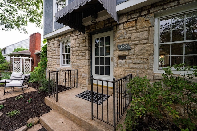 922 S Remington Rd, Columbus, OH 43209 - property entrance featuring stone siding