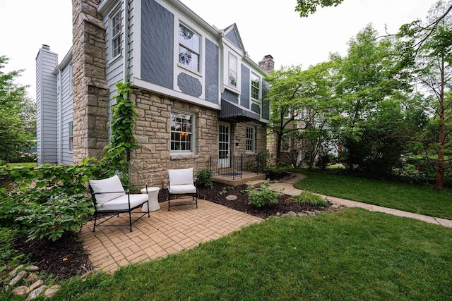 922 S Remington Rd, Columbus, OH 43209 - view of grassy yard with a patio