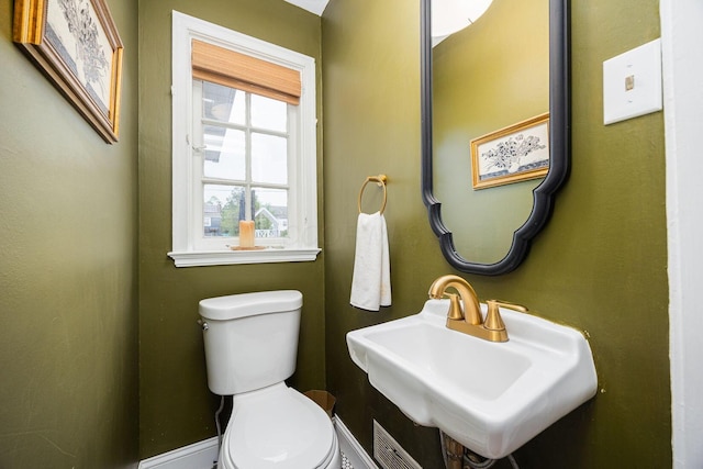 922 S Remington Rd, Columbus, OH 43209 - bathroom featuring a sink and toilet