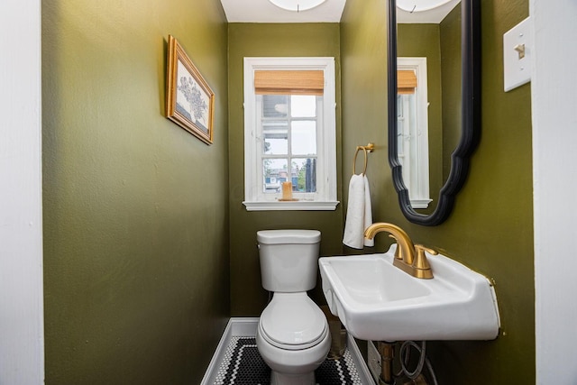 922 S Remington Rd, Columbus, OH 43209 - bathroom with toilet and baseboards