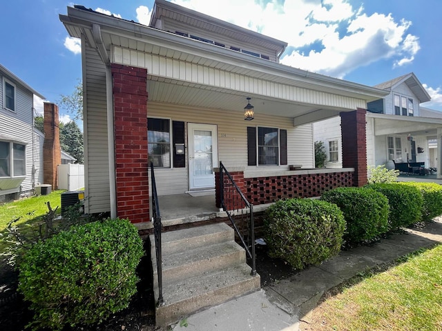 554 Laurel St, Chillicothe, OH 45601 - bungalow-style house featuring covered porch and brick siding