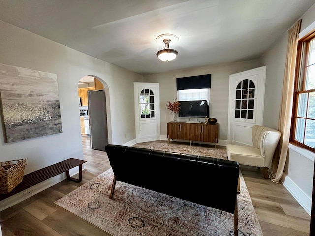 554 Laurel St, Chillicothe, OH 45601 - living room with arched walkways and light wood-style floors