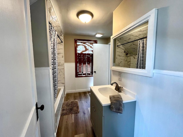 554 Laurel St, Chillicothe, OH 45601 - full bath featuring a wainscoted wall, vanity, wood finished floors, and  shower combination