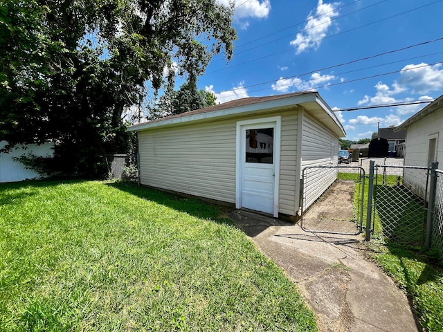 554 Laurel St, Chillicothe, OH 45601 - view of outdoor structure featuring a gate