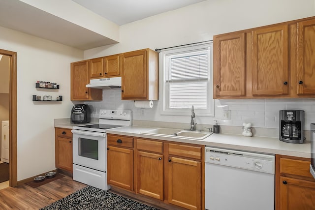 861 Summerville Dr, Delaware, OH 43015 - kitchen featuring white appliances, under cabinet range hood, tasteful backsplash, and light countertops