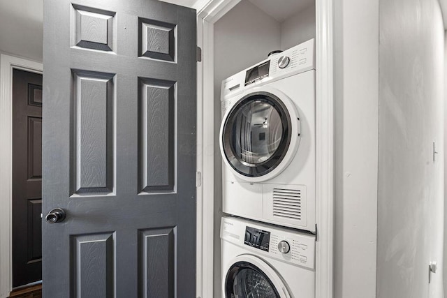 112 Oak Hill Ave, Delaware, OH 43015 - washroom featuring stacked washer / dryer