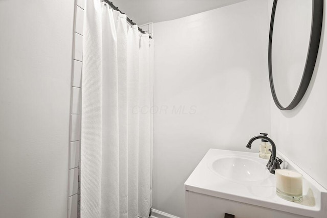 112 Oak Hill Ave, Delaware, OH 43015 - full bathroom with a shower with shower curtain and vanity