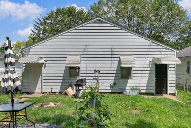 2631-2633 S 6th St, Columbus, OH 43207 - back of property featuring a yard