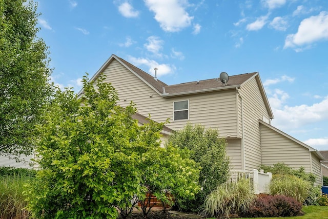 142 Blakemore Dr, Delaware, OH 43015 - view of property exterior featuring a shingled roof